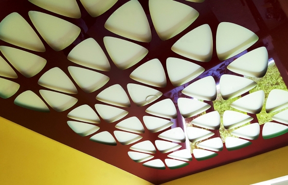 Резные натяжные потолки <p>Резные натяжные потолки – это совершенно новая технология, позволяющая создавать на натяжном полотне самые настоящие произведения искусства, ограниченные лишь вашей фантазией. Ее суть в том, что для производства берется несколько полотен, одно из которых служит «фоном», а на другом вырезаются различные фигуры и изображения, благодаря чему достигается потрясающий эффект.
Вырезать сложные фигуры? Поэкспериментировать с освещением? Создать настоящий шедевр? Наши мастера по монтажу резных натяжных потолков возьмутся даже за самые сложные работы. Убедиться в их превосходных результатах вы можете на фотографиях. Посмотрите нашу галерею резных натяжных потолков</p>