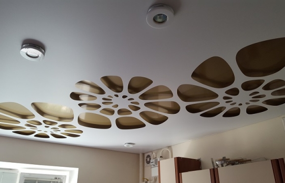 Резные натяжные потолки <p>Резные натяжные потолки – это совершенно новая технология, позволяющая создавать на натяжном полотне самые настоящие произведения искусства, ограниченные лишь вашей фантазией. Ее суть в том, что для производства берется несколько полотен, одно из которых служит «фоном», а на другом вырезаются различные фигуры и изображения, благодаря чему достигается потрясающий эффект.
Вырезать сложные фигуры? Поэкспериментировать с освещением? Создать настоящий шедевр? Наши мастера по монтажу резных натяжных потолков возьмутся даже за самые сложные работы. Убедиться в их превосходных результатах вы можете на фотографиях. Посмотрите нашу галерею резных натяжных потолков</p>