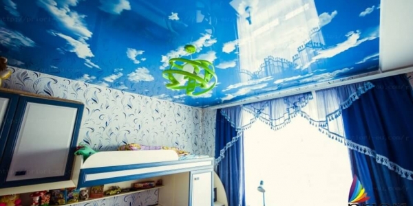 30_1001x665 натяжной потолок голубое небо <p>Ничто не создает настолько расслабленную и комфортную обстановку, как хорошая погода и ясное, голубое небо над головой. Натяжной потолок «Небо» превратит вашу комнату в уголок спокойствия и умиротворения, так необходимого в ритме большого города. Будь за улицей дождь и тучи, вьюга и снег, или же угнетающие сумерки – с нашим натяжным потолком, голубое небо будет радовать вас всегда.
Мы предлагаем 2 варианта натяжного потолка «Голубое небо»:
Первый - готовая стиль-фактура, на полотне которой размещен рисунок голубого неба с белыми облаками. Благодаря такой стиль-фактуре, потолок можно разместить не только в доме, но и, например, в бассейне или спортивном зале, ведь стыковка рисунка крайне проста. Само же качество полотна ничем не уступает глянцевым натяжным потолкам.
Второй вариант – натяжной потолок с голубым небом изготавливается посредством фотопечати. Притом тонкости такого изготовления зависят уже от вашей фантазии: в вашем варианте по небу может пролетать самолет, воздушные шарики, само покрытие может быть матовым…Вы ограничены только вашей фантазией. Натяжной потолок «Небо» – это великолепный вариант на все времена.Ничто не создает настолько расслабленную и комфортную обстановку, как хорошая погода и ясное, голубое небо над головой. Натяжной потолок «Небо» превратит вашу комнату в уголок спокойствия и умиротворения, так необходимого в ритме большого города</p>