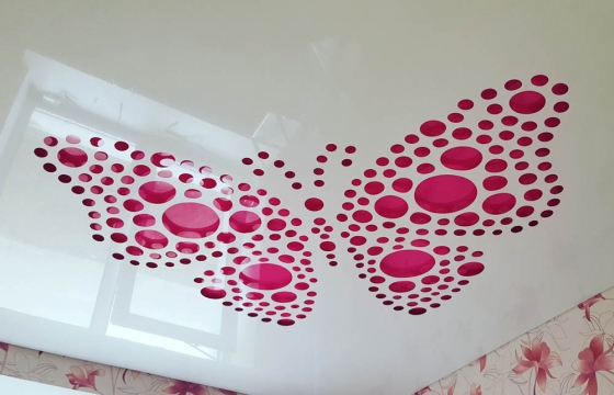 Резные натяжные потолки <p>Резные натяжные потолки – это совершенно новая технология, позволяющая создавать на натяжном полотне самые настоящие произведения искусства, ограниченные лишь вашей фантазией. Ее суть в том, что для производства берется несколько полотен, одно из которых служит «фоном», а на другом вырезаются различные фигуры и изображения, благодаря чему достигается потрясающий эффект.
Вырезать сложные фигуры? Поэкспериментировать с освещением? Создать настоящий шедевр? Наши мастера по монтажу резных натяжных потолков возьмутся даже за самые сложные работы. Убедиться в их превосходных результатах вы можете на фотографиях. Посмотрите нашу галерею резных натяжных потолков</p>