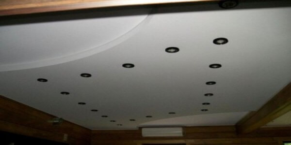 Тканевые натяжные потолки Тканевые натяжные потолки представляет собой полотно, изготовленное по технологии плетения нейлоновых нитей в сетку и последующую ее пропитку специальным раствором из полиуретана. Тканевые полотна позиционируются производителями как материалы для драпировки потолков и стен и относятся к классу дорогостоящих текстильных продуктов.Устойчивость к перепадам температур, позволяет устанавливать такие потолки даже в неотапливаемом помещении, что актуально, если речь идет об отделочных работах в загородных домах сезонного проживания. Температурный диапазон эксплуатации тканевых потолков колеблется от -40 до +80 С.