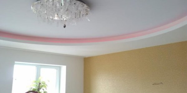 Тканевые натяжные потолки Тканевые натяжные потолки представляет собой полотно, изготовленное по технологии плетения нейлоновых нитей в сетку и последующую ее пропитку специальным раствором из полиуретана. Тканевые полотна позиционируются производителями как материалы для драпировки потолков и стен и относятся к классу дорогостоящих текстильных продуктов.Устойчивость к перепадам температур, позволяет устанавливать такие потолки даже в неотапливаемом помещении, что актуально, если речь идет об отделочных работах в загородных домах сезонного проживания. Температурный диапазон эксплуатации тканевых потолков колеблется от -40 до +80 С.