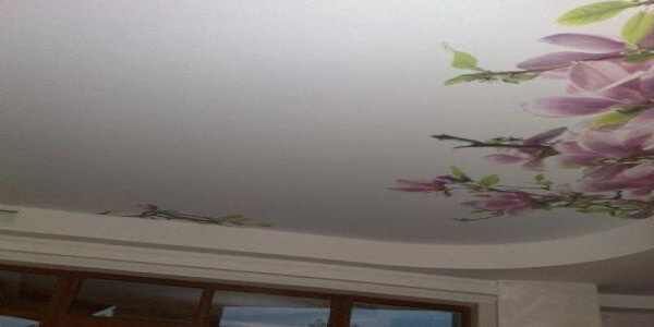 Тканевые натяжные потолки Тканевые натяжные потолки представляет собой полотно, изготовленное по технологии плетения нейлоновых нитей в сетку и последующую ее пропитку специальным раствором из полиуретана. Тканевые полотна позиционируются производителями как материалы для драпировки потолков и стен и относятся к классу дорогостоящих текстильных продуктов.Устойчивость к перепадам температур, позволяет устанавливать такие потолки даже в неотапливаемом помещении, что актуально, если речь идет об отделочных работах в загородных домах сезонного проживания. Температурный диапазон эксплуатации тканевых потолков колеблется от -40 до +80 С.