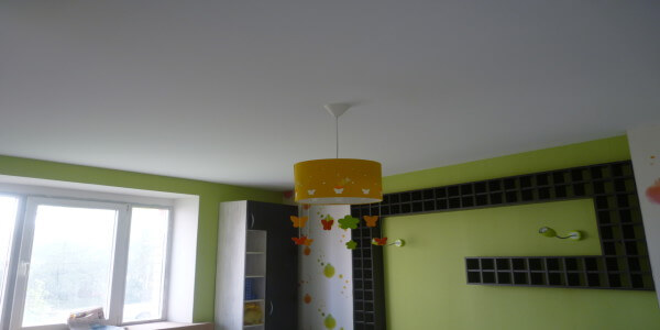 Тканевые натяжные потолки Тканевые натяжные потолки представляет собой полотно, изготовленное по технологии плетения нейлоновых нитей в сетку и последующую ее пропитку специальным раствором из полиуретана. Тканевые полотна позиционируются производителями как материалы для драпировки потолков и стен и относятся к классу дорогостоящих текстильных продуктов.Устойчивость к перепадам температур, позволяет устанавливать такие потолки даже в неотапливаемом помещении, что актуально, если речь идет об отделочных работах в загородных домах сезонного проживания. Температурный диапазон эксплуатации тканевых потолков колеблется от -40 до +80 С.