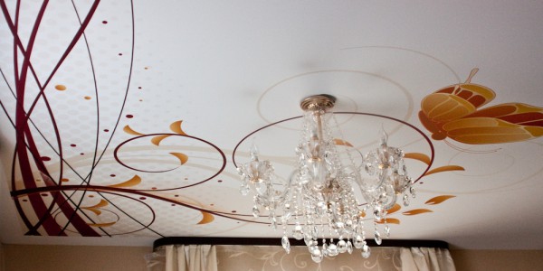 Тканевые натяжные потолки Тканевые натяжные потолки представляет собой полотно, изготовленное по технологии плетения нейлоновых нитей в сетку и последующую ее пропитку специальным раствором из полиуретана. Тканевые полотна позиционируются производителями как материалы для драпировки потолков и стен и относятся к классу дорогостоящих текстильных продуктов.Устойчивость к перепадам температур, позволяет устанавливать такие потолки даже в неотапливаемом помещении, что актуально, если речь идет об отделочных работах в загородных домах сезонного проживания. Температурный диапазон эксплуатации тканевых потолков колеблется от -40 до +80 С.