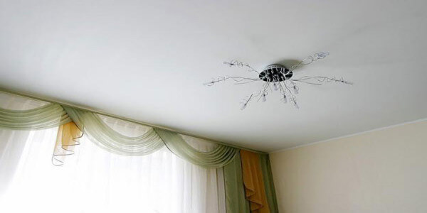 Тканевые натяжные потолки Тканевые натяжные потолки представляет собой полотно, изготовленное по технологии плетения нейлоновых нитей в сетку и последующую ее пропитку специальным раствором из полиуретана. Тканевые полотна позиционируются производителями как материалы для драпировки потолков и стен и относятся к классу дорогостоящих текстильных продуктов.Устойчивость к перепадам температур, позволяет устанавливать такие потолки даже в неотапливаемом помещении, что актуально, если речь идет об отделочных работах в загородных домах сезонного проживания. Температурный диапазон эксплуатации тканевых потолков колеблется от -40 до +80 С.