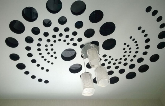 Резные натяжные потолки <p>Резные натяжные потолки – это совершенно новая технология, позволяющая создавать на натяжном полотне самые настоящие произведения искусства, ограниченные лишь вашей фантазией. Ее суть в том, что для производства берется несколько полотен, одно из которых служит «фоном», а на другом вырезаются различные фигуры и изображения, благодаря чему достигается потрясающий эффект.
Вырезать сложные фигуры? Поэкспериментировать с освещением? Создать настоящий шедевр? Наши мастера по монтажу резных натяжных потолков возьмутся даже за самые сложные работы. Убедиться в их превосходных результатах вы можете на фотографиях. Посмотрите нашу галерею резных натяжных потолков</p>