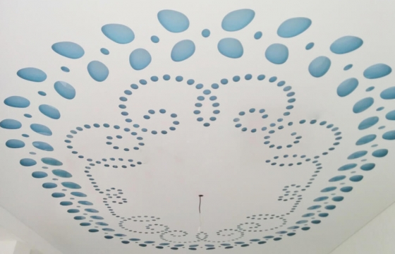 Резные натяжные потолки <p>Резные натяжные потолки – это совершенно новая технология, позволяющая создавать на натяжном полотне самые настоящие произведения искусства, ограниченные лишь вашей фантазией. Ее суть в том, что для производства берется несколько полотен, одно из которых служит «фоном», а на другом вырезаются различные фигуры и изображения, благодаря чему достигается потрясающий эффект.
Вырезать сложные фигуры? Поэкспериментировать с освещением? Создать настоящий шедевр? Наши мастера по монтажу резных натяжных потолков возьмутся даже за самые сложные работы. Убедиться в их превосходных результатах вы можете на фотографиях. Посмотрите нашу галерею резных натяжных потолков</p>