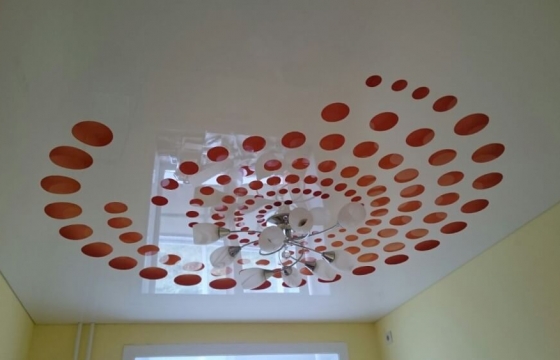 Резные натяжные потолки <p>Резные натяжные потолки – это совершенно новая технология, позволяющая создавать на натяжном полотне самые настоящие произведения искусства, ограниченные лишь вашей фантазией. Ее суть в том, что для производства берется несколько полотен, одно из которых служит «фоном», а на другом вырезаются различные фигуры и изображения, благодаря чему достигается потрясающий эффект.
Вырезать сложные фигуры? Поэкспериментировать с освещением? Создать настоящий шедевр? Наши мастера по монтажу резных натяжных потолков возьмутся даже за самые сложные работы. Убедиться в их превосходных результатах вы можете на фотографиях. Посмотрите нашу галерею резных натяжных потолков</p>