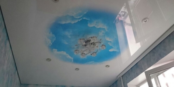 Фотопечать на натяжном потолке Сейчас фотопечать на натяжном потолке на пике популярности. Возможность украсить свой интерьер и сделать его неповторимым привлекает все больше и больше. Забавный котенок в детской, причудливая улитка в ванной, шикарный вид ночного мегаполиса в гостиной и тысячи других идей готов предложить Вам наш дизайнер. Натяжные потолки с фотопечатью также сохраняют все преимущества натяжных потолков и соответствуют всем необходимым стандартам.Как подобрать фотопечать на натяжной потолок? Мы предлагаем Вам на выбор несколько вариантов: