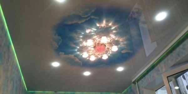 Фотопечать на натяжном потолке Сейчас фотопечать на натяжном потолке на пике популярности. Возможность украсить свой интерьер и сделать его неповторимым привлекает все больше и больше. Забавный котенок в детской, причудливая улитка в ванной, шикарный вид ночного мегаполиса в гостиной и тысячи других идей готов предложить Вам наш дизайнер. Натяжные потолки с фотопечатью также сохраняют все преимущества натяжных потолков и соответствуют всем необходимым стандартам.Как подобрать фотопечать на натяжной потолок? Мы предлагаем Вам на выбор несколько вариантов: