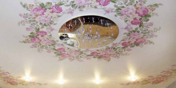 Фотопечать на натяжном потолке Сейчас фотопечать на натяжном потолке на пике популярности. Возможность украсить свой интерьер и сделать его неповторимым привлекает все больше и больше. Забавный котенок в детской, причудливая улитка в ванной, шикарный вид ночного мегаполиса в гостиной и тысячи других идей готов предложить Вам наш дизайнер. Натяжные потолки с фотопечатью также сохраняют все преимущества натяжных потолков и соответствуют всем необходимым стандартам.Как подобрать фотопечать на натяжной потолок? Мы предлагаем Вам на выбор несколько вариантов: