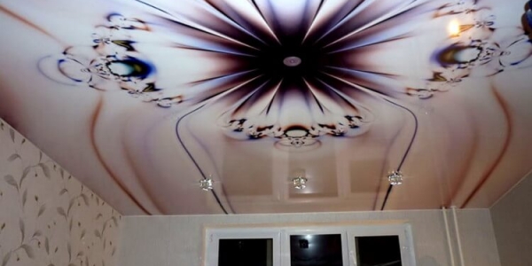 Фотопечать на натяжном потолке Сейчас фотопечать на натяжном потолке на пике популярности. Возможность украсить свой интерьер и сделать его неповторимым привлекает все больше и больше. Забавный котенок в детской, причудливая улитка в ванной, шикарный вид ночного мегаполиса в гостиной и тысячи других идей готов предложить Вам наш дизайнер. Натяжные потолки с фотопечатью также сохраняют все преимущества натяжных потолков и соответствуют всем необходимым стандартам.Как подобрать фотопечать на натяжной потолок? Мы предлагаем Вам на выбор несколько вариантов: