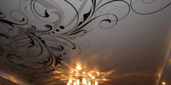 Фотопечать на натяжном потолке Сейчас фотопечать на натяжном потолке на пике популярности. Возможность украсить свой интерьер и сделать его неповторимым привлекает все больше и больше. Забавный котенок в детской, причудливая улитка в ванной, шикарный вид ночного мегаполиса в гостиной и тысячи других идей готов предложить Вам наш дизайнер. Натяжные потолки с фотопечатью также сохраняют все преимущества натяжных потолков и соответствуют всем необходимым стандартам.Как подобрать фотопечать на натяжной потолок? Мы предлагаем Вам на выбор несколько вариантов: