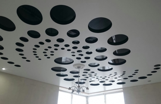 Резные натяжные потолки <p>Резные натяжные потолки – это совершенно новая технология, позволяющая создавать на натяжном полотне самые настоящие произведения искусства, ограниченные лишь вашей фантазией. Ее суть в том, что для производства берется несколько полотен, одно из которых служит «фоном», а на другом вырезаются различные фигуры и изображения, благодаря чему достигается потрясающий эффект.
Вырезать сложные фигуры? Поэкспериментировать с освещением? Создать настоящий шедевр? Наши мастера по монтажу резных натяжных потолков возьмутся даже за самые сложные работы. Убедиться в их превосходных результатах вы можете на фотографиях. Посмотрите нашу галерею резных натяжных потолков</p>