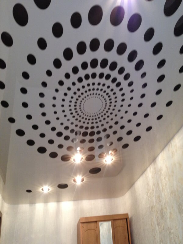 Резные натяжные потолки <p>Резные натяжные потолки – это совершенно новая технология, позволяющая создавать на натяжном полотне самые настоящие произведения искусства, ограниченные лишь вашей фантазией. Ее суть в том, что для производства берется несколько полотен, одно из которых служит «фоном», а на другом вырезаются различные фигуры и изображения, благодаря чему достигается потрясающий эффект.
Вырезать сложные фигуры? Поэкспериментировать с освещением? Создать настоящий шедевр? Наши мастера по монтажу резных натяжных потолков возьмутся даже за самые сложные работы. Убедиться в их превосходных результатах вы можете на фотографиях. Посмотрите нашу галерею резных натяжных потолков</p>