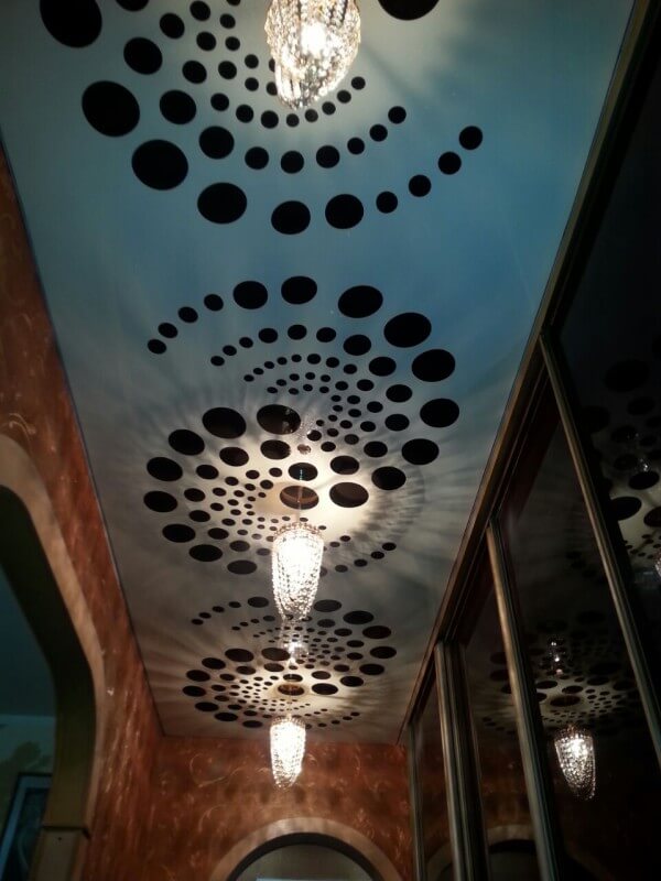 Резные натяжные потолки <p>Резные натяжные потолки – это совершенно новая технология, позволяющая создавать на натяжном полотне самые настоящие произведения искусства, ограниченные лишь вашей фантазией. Ее суть в том, что для производства берется несколько полотен, одно из которых служит «фоном», а на другом вырезаются различные фигуры и изображения, благодаря чему достигается потрясающий эффект.
Вырезать сложные фигуры? Поэкспериментировать с освещением? Создать настоящий шедевр? Наши мастера по монтажу резных натяжных потолков возьмутся даже за самые сложные работы. Убедиться в их превосходных результатах вы можете на фотографиях. Посмотрите нашу галерею резных натяжных потолков</p>