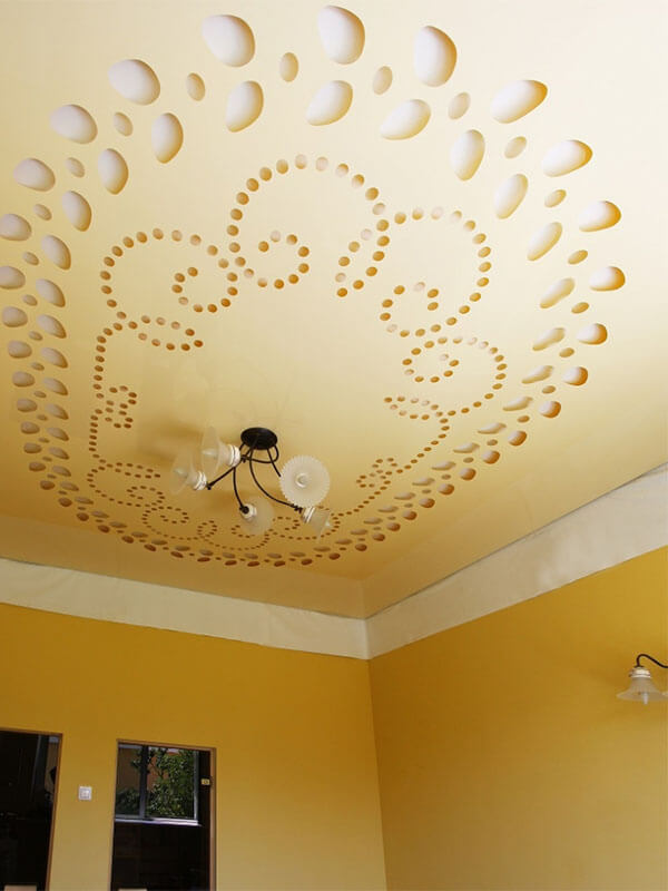 Резные натяжные потолки <p>Резные натяжные потолки – это совершенно новая технология, позволяющая создавать на натяжном полотне самые настоящие произведения искусства, ограниченные лишь вашей фантазией. Ее суть в том, что для производства берется несколько полотен, одно из которых служит «фоном», а на другом вырезаются различные фигуры и изображения, благодаря чему достигается потрясающий эффект.
Вырезать сложные фигуры? Поэкспериментировать с освещением? Создать настоящий шедевр? Наши мастера по монтажу резных натяжных потолков возьмутся даже за самые сложные работы. Убедиться в их превосходных результатах вы можете на фотографиях. Посмотрите нашу галерею резных натяжных потолков</p>