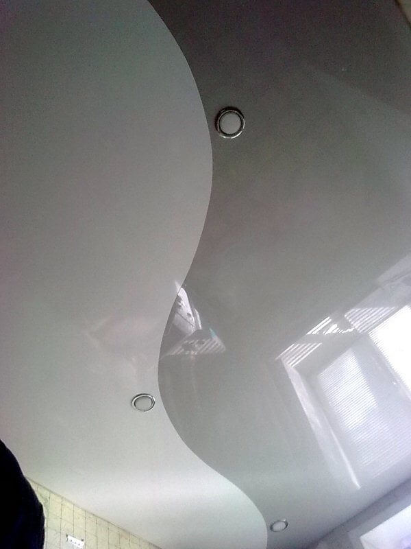 спайка потолков Эффективный, недорогой и яркий способ сделать интерьер ярче - это заказать в компании "Инталия" спаянные полотна натяжного потолка. С помощью этой технологии, вы сможете добиться эффекта многоуровневого натяжного потолка, но ощутимо дешевле и с некоторыми приятными отличиями.Эффективный, недорогой и яркий способ сделать интерьер ярче - это заказать в компании "Инталия" спаянные полотна натяжного потолка. С помощью этой технологии, вы сможете добиться эффекта многоуровневого натяжного потолка, но ощутимо дешевле и с некоторыми приятными отличиями.