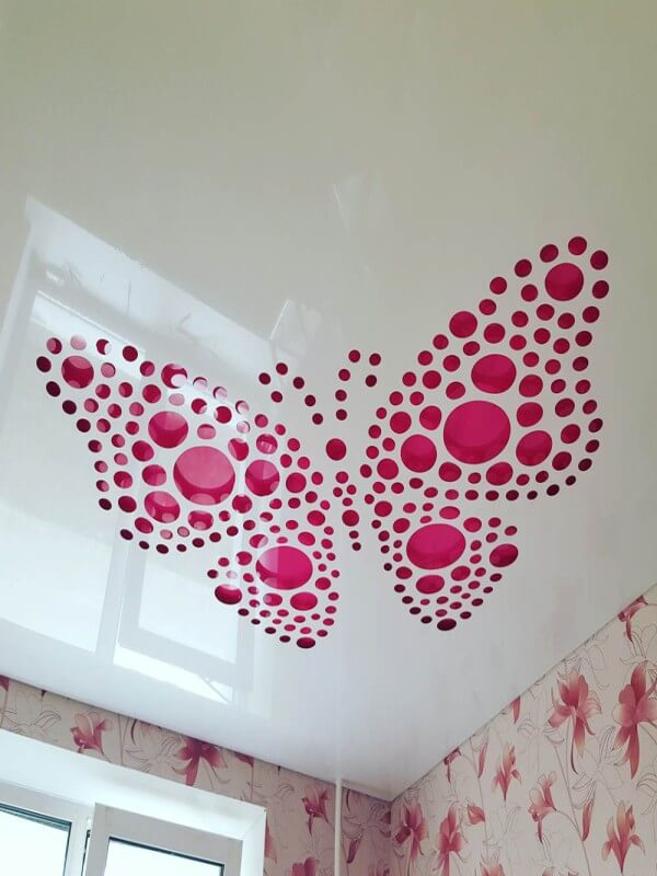 Резные натяжные потолки <p>Резные натяжные потолки – это совершенно новая технология, позволяющая создавать на натяжном полотне самые настоящие произведения искусства, ограниченные лишь вашей фантазией. Ее суть в том, что для производства берется несколько полотен, одно из которых служит «фоном», а на другом вырезаются различные фигуры и изображения, благодаря чему достигается потрясающий эффект.
Вырезать сложные фигуры? Поэкспериментировать с освещением? Создать настоящий шедевр? Наши мастера по монтажу резных натяжных потолков возьмутся даже за самые сложные работы. Убедиться в их превосходных результатах вы можете на фотографиях. Посмотрите нашу галерею резных натяжных потолков</p>