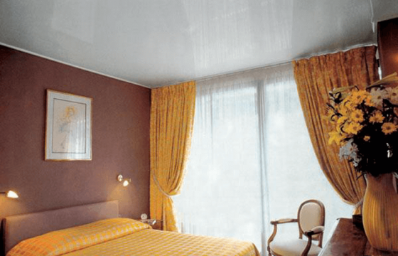 натяжной потолок Натяжной потолок желательно устанавливать на оштукатуренные, прошпаклеванные и подготовленные для покраски или оклейки обоями стены.Почему?