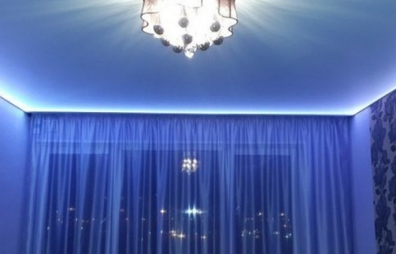 натяжной потолок Натяжной потолок желательно устанавливать на оштукатуренные, прошпаклеванные и подготовленные для покраски или оклейки обоями стены.Почему?