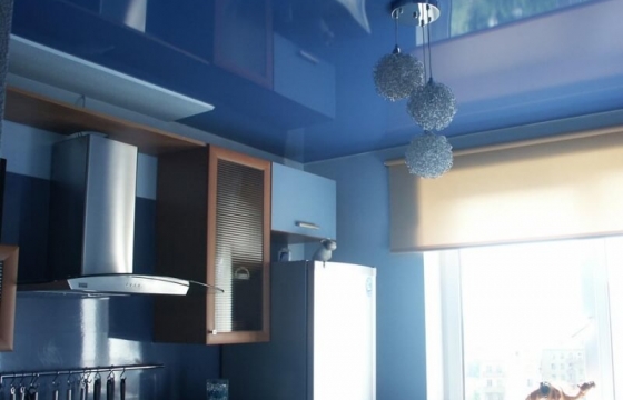 натяжной потолок Натяжной потолок желательно устанавливать на оштукатуренные, прошпаклеванные и подготовленные для покраски или оклейки обоями стены.Почему?