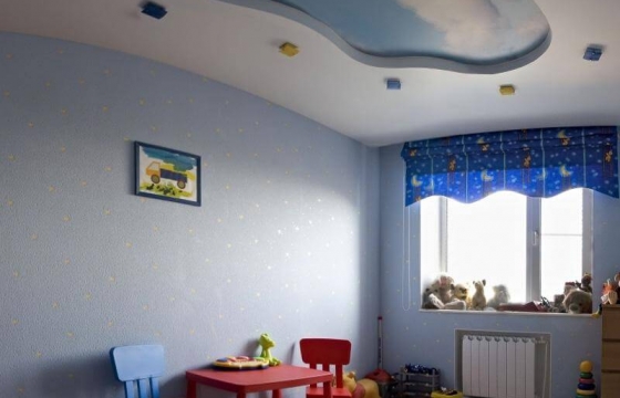 натяжной потолок Натяжной потолок желательно устанавливать на оштукатуренные, прошпаклеванные и подготовленные для покраски или оклейки обоями стены.Почему?