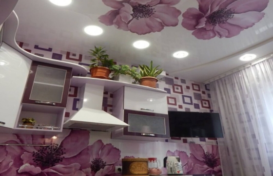 натяжной потолок Натяжной потолок желательно устанавливать на оштукатуренные, прошпаклеванные и подготовленные для покраски или оклейки обоями стены.Почему?