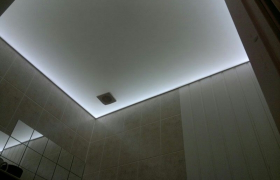 натяжной потолок Натяжной потолок желательно устанавливать на оштукатуренные, прошпаклеванные и подготовленные для покраски или оклейки обоями стены.Почему?