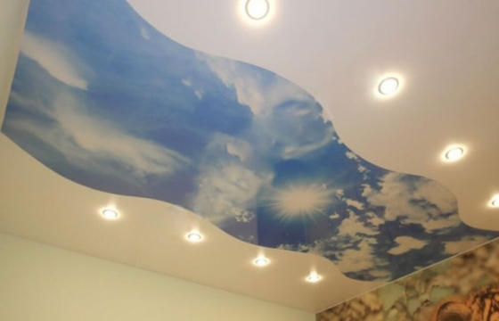 натяжной потолок Натяжной потолок желательно устанавливать на оштукатуренные, прошпаклеванные и подготовленные для покраски или оклейки обоями стены.Почему?