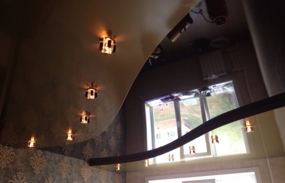 натяжной потолок Натяжной потолок желательно устанавливать на оштукатуренные, прошпаклеванные и подготовленные для покраски или оклейки обоями стены.Почему?