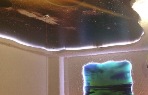 натяжной потолок Натяжной потолок желательно устанавливать на оштукатуренные, прошпаклеванные и подготовленные для покраски или оклейки обоями стены.Почему?