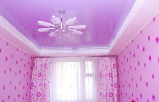 натяжной потолок Натяжной потолок желательно устанавливать на оштукатуренные, прошпаклеванные и подготовленные для покраски или оклейки обоями стены.Почему?