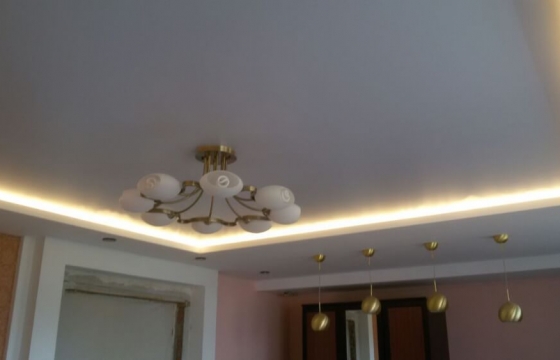 натяжной потолок Натяжной потолок желательно устанавливать на оштукатуренные, прошпаклеванные и подготовленные для покраски или оклейки обоями стены.Почему?