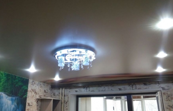 натяжной потолок Натяжной потолок желательно устанавливать на оштукатуренные, прошпаклеванные и подготовленные для покраски или оклейки обоями стены.Почему?