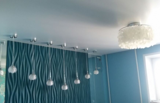 натяжной потолок Натяжной потолок желательно устанавливать на оштукатуренные, прошпаклеванные и подготовленные для покраски или оклейки обоями стены.Почему?