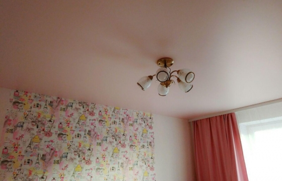 натяжной потолок Натяжной потолок желательно устанавливать на оштукатуренные, прошпаклеванные и подготовленные для покраски или оклейки обоями стены.Почему?