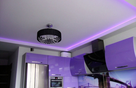 натяжной потолок Натяжной потолок желательно устанавливать на оштукатуренные, прошпаклеванные и подготовленные для покраски или оклейки обоями стены.Почему?