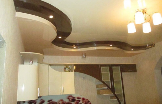 натяжной потолок Натяжной потолок желательно устанавливать на оштукатуренные, прошпаклеванные и подготовленные для покраски или оклейки обоями стены.Почему?