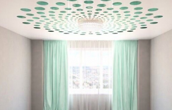 натяжной потолок Натяжной потолок желательно устанавливать на оштукатуренные, прошпаклеванные и подготовленные для покраски или оклейки обоями стены.Почему?