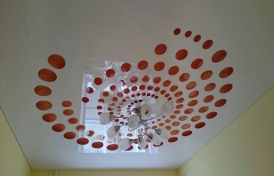 натяжной потолок Натяжной потолок желательно устанавливать на оштукатуренные, прошпаклеванные и подготовленные для покраски или оклейки обоями стены.Почему?