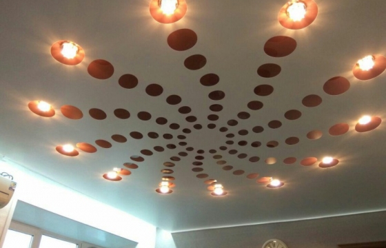 натяжной потолок Натяжной потолок желательно устанавливать на оштукатуренные, прошпаклеванные и подготовленные для покраски или оклейки обоями стены.Почему?