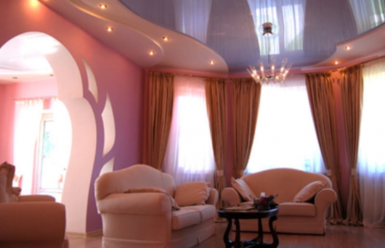 натяжной потолок Натяжной потолок желательно устанавливать на оштукатуренные, прошпаклеванные и подготовленные для покраски или оклейки обоями стены.Почему?