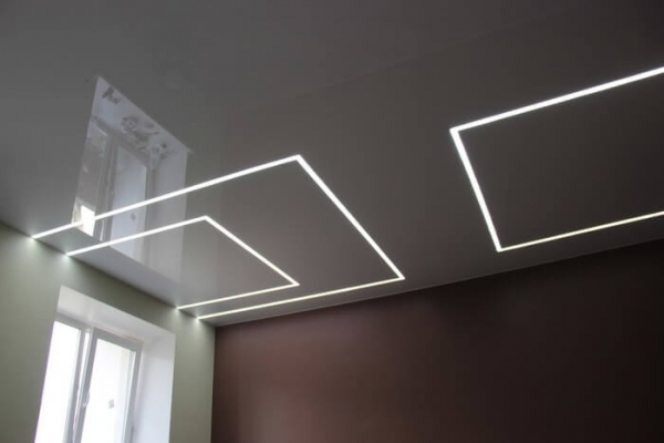Световые линии Световые линии позволяют создать оригинальный дизайн освещения на натяжном потолке. Замыкая линии, можно украсить потолочное пространство разными светящимися фигурами, а используя светодиодную ленту разного цвета и яркости, можно подстраивать подсветку под атмосферу в помещении.
