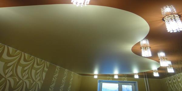 спайка натяжных потолков Настоящим дополнением натяжного потолка со спайкой станут правильно расставленные светильники. Оформляя заказ на натяжной потолок , вы можете заказать у нас светильники и люстры на любой вкус и кошелек.