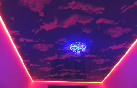 парящие натяжные потолки,парящий натяжной потолок За парящий натяжной потолок говорит его название: благодаря необычной конструкции создается эффект того, что он подвешен в воздухе и не касается стен. Это конечно же не магия – основной «фишкой» конструкции парящего натяжного потолка служит светодиодная лента между потолком и стеной, направленный свет от которой создает эффект «парения». Вариантов такого потолка великое множество: начиная от выбора формы заканчивая цветом подсветки.