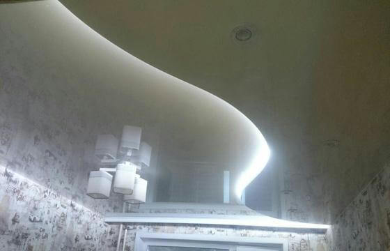 двухуровневые натяжные потолки Выбрать освещение для двухуровневого натяжного потолка вы можете в нашей компании. У нас широкий выбор светильников, люстр и светодиодной техники различной ценовой категории.