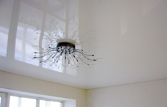 глянцевый натяжной потолок,глянцевые натяжные потолки <p>Глянцевые натяжные потолки – это недорогой и качественный вариант внести в интерьер исключительность и яркость. Благодаря многообразию цветов вы можете подобрать не просто белый глянцевый натяжной потолок, а идеально подходящий именно для вашего помещения вариант. «Зеркальный» эффект такого потолка со временем не выцветет и не улетучится, а уход за ним не требует особых усилий. Глянцевый натяжной потолок это идеальный вариант для размещения в спальне, коридоре, любой маленькой комнате, или даже в ванной – глянцевые потолки устойчивы к высокой влажности.
Обращайтесь в компанию «Инталия», и наши мастера подберут под ваш глянцевый натяжной потолок подходящее освещение, которое раскроет его красоту в полной мере. Светильники и люстры вы можете приобрести у нас при заказе натяжного потолка.Глянцевые натяжные потолки – это недорогой и качественный вариант внести в интерьер исключительность и яркость. Благодаря многообразию цветов вы можете подобрать не просто белый глянцевый натяжной потолок, а идеально подходящий именно для вашего помещения вариант.</p>