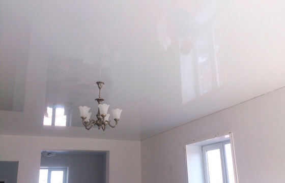 глянцевый натяжной потолок,глянцевые натяжные потолки <p>Глянцевые натяжные потолки – это недорогой и качественный вариант внести в интерьер исключительность и яркость. Благодаря многообразию цветов вы можете подобрать не просто белый глянцевый натяжной потолок, а идеально подходящий именно для вашего помещения вариант. «Зеркальный» эффект такого потолка со временем не выцветет и не улетучится, а уход за ним не требует особых усилий. Глянцевый натяжной потолок это идеальный вариант для размещения в спальне, коридоре, любой маленькой комнате, или даже в ванной – глянцевые потолки устойчивы к высокой влажности.
Обращайтесь в компанию «Инталия», и наши мастера подберут под ваш глянцевый натяжной потолок подходящее освещение, которое раскроет его красоту в полной мере. Светильники и люстры вы можете приобрести у нас при заказе натяжного потолка.Глянцевые натяжные потолки – это недорогой и качественный вариант внести в интерьер исключительность и яркость. Благодаря многообразию цветов вы можете подобрать не просто белый глянцевый натяжной потолок, а идеально подходящий именно для вашего помещения вариант.</p>